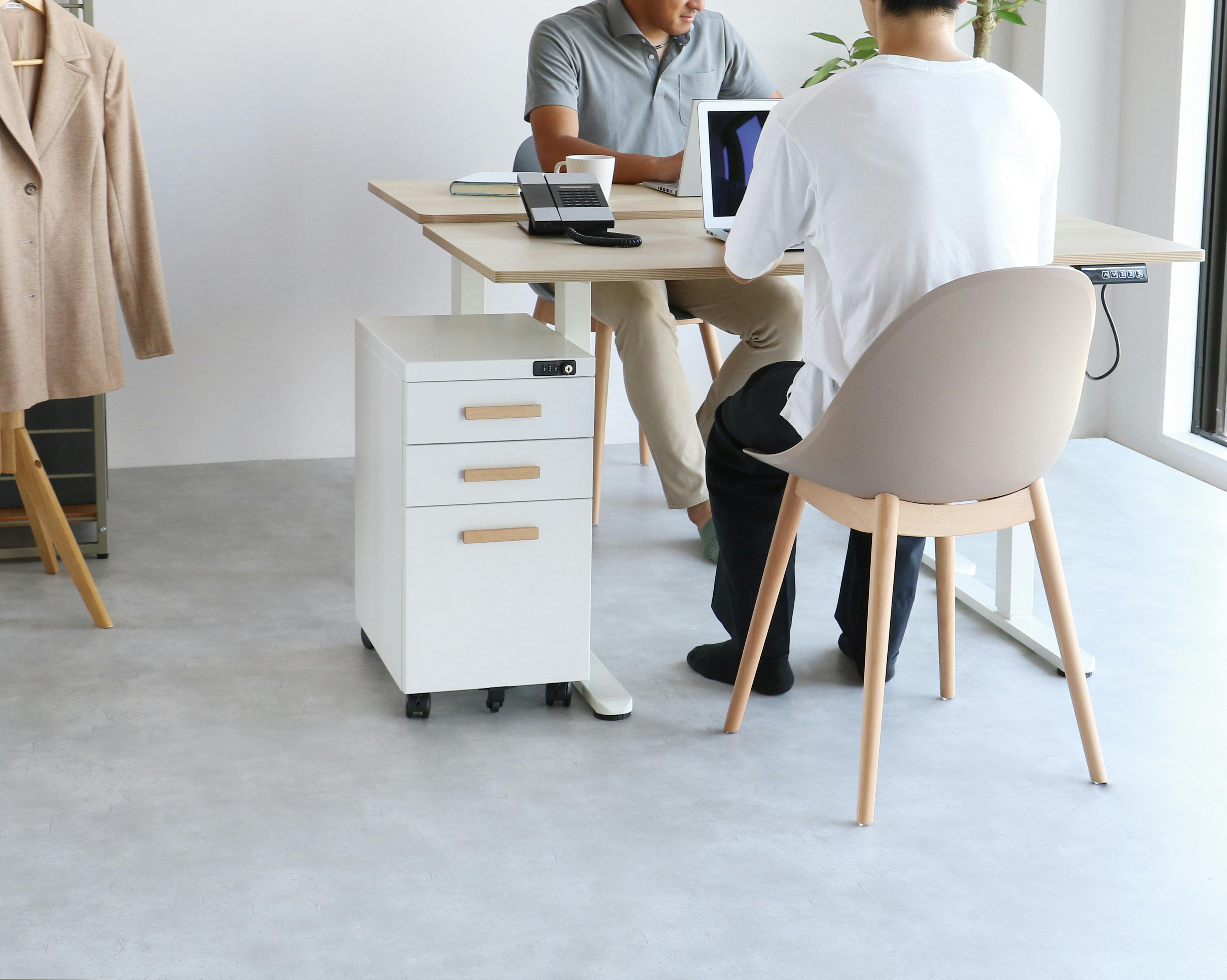 スチール×天然木 温もりのある優しい印象のデスクワゴン Desk Wagon