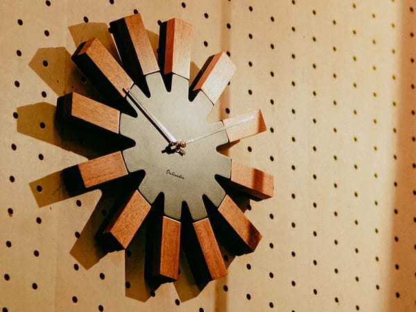 今もなお愛され続けるミッドセンチュリーデザインの掛け時計 - inzak