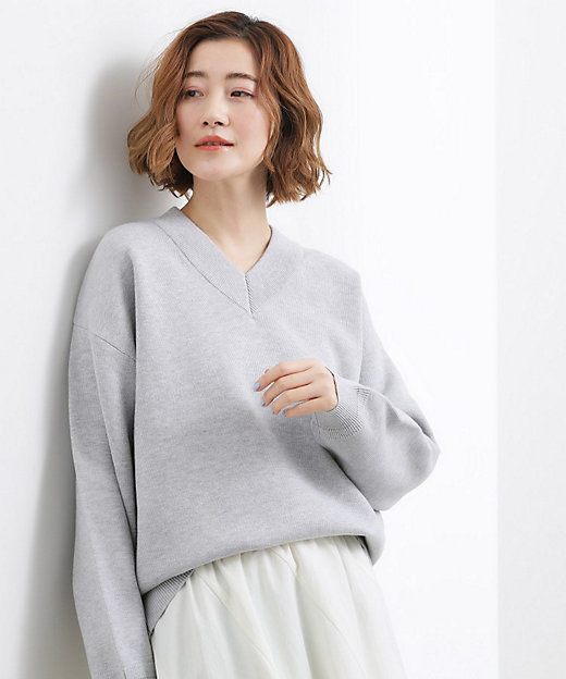 ラフさときれいめを両立する、大人のスウェットライクVネックニット