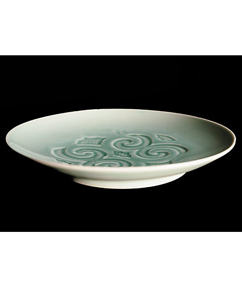 アイヌ工芸と暮らす。70＞アイヌ文様有田焼 皿 7寸 平良秀晴