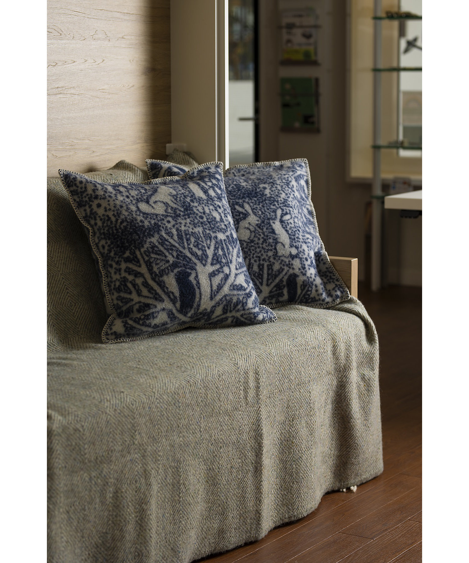 ウールクッションカバー rabbits play， birds