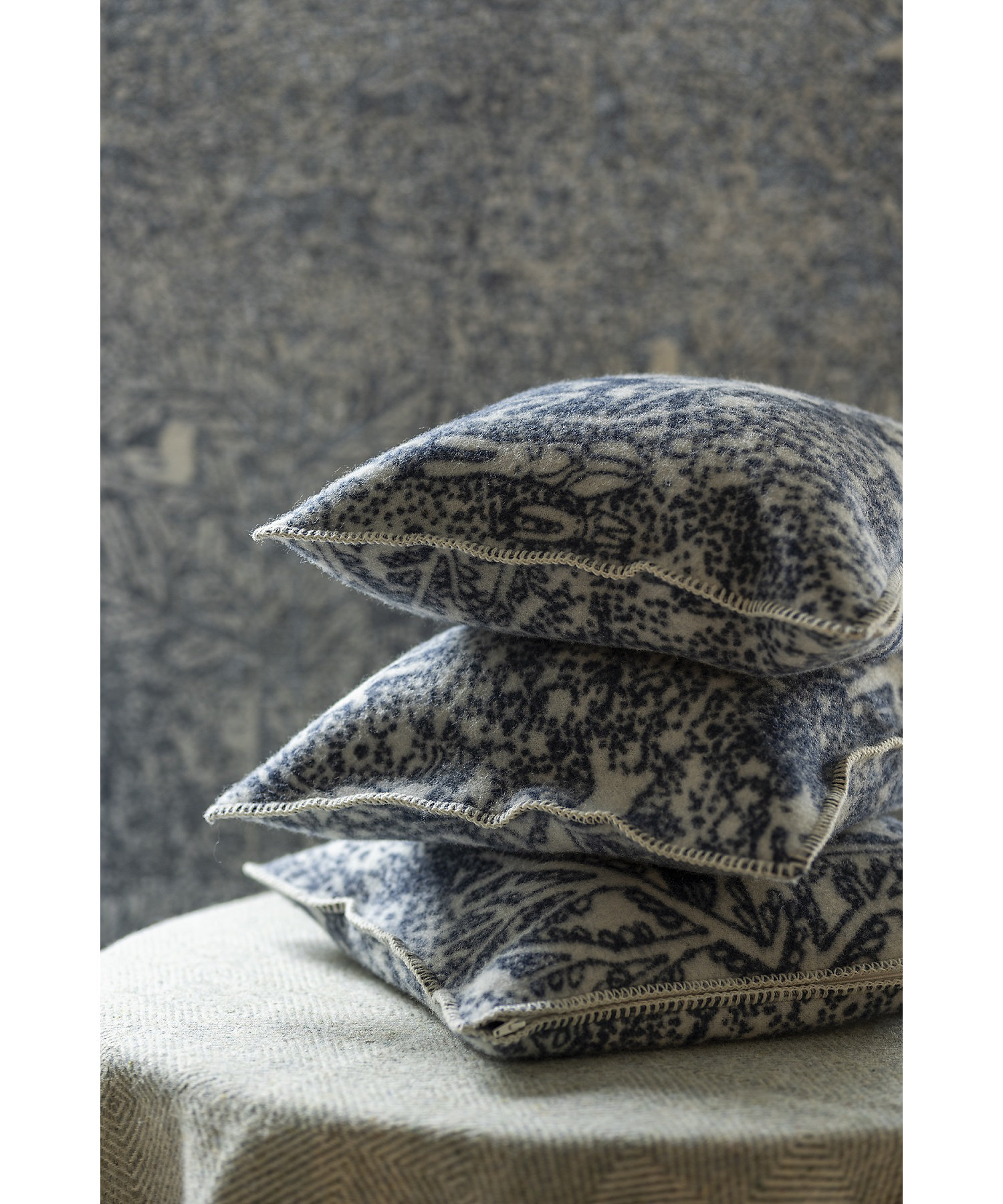 ウールクッションカバー rabbits play， birds