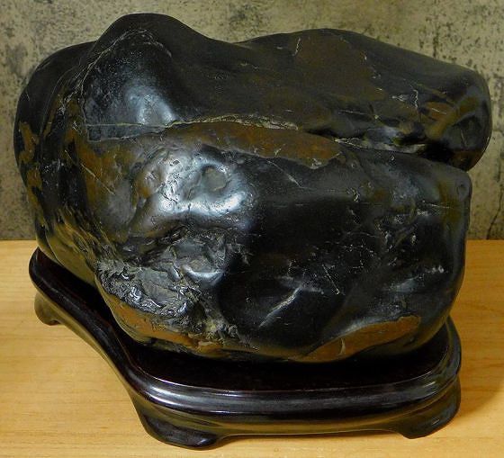 緋山酔恭「山水石美術館」 全国の水石・美石を紹介 神居古潭石 (真黒