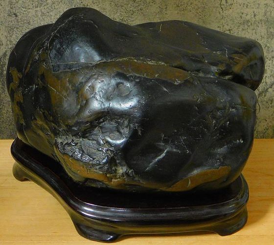 緋山酔恭「山水石美術館」 全国の水石・美石を紹介 神居古潭石 (真黒