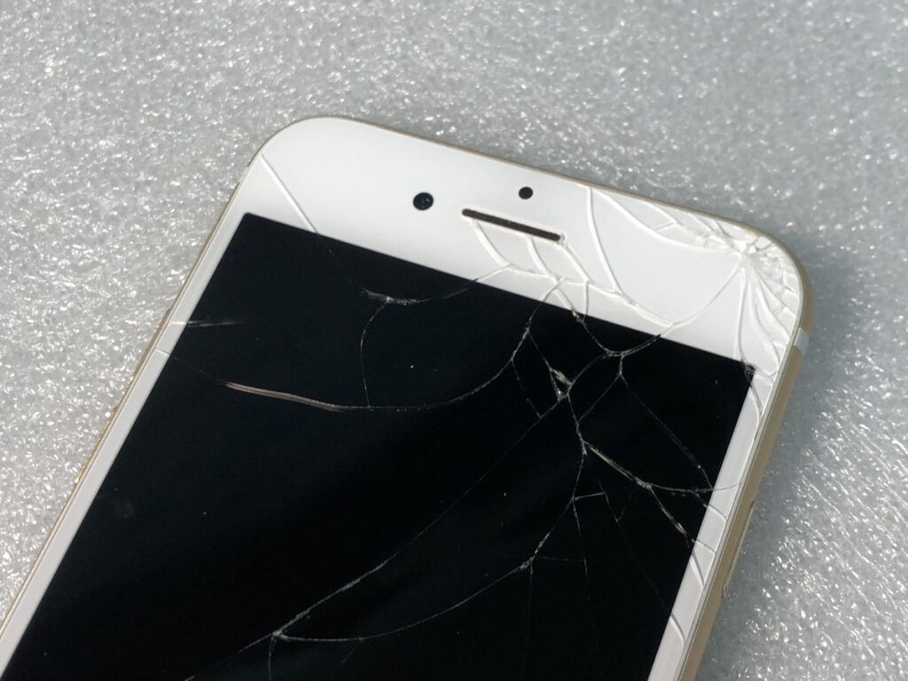 割れたiPhoneの画面、放置すると危険！修理の重要性とは？ | iPhone