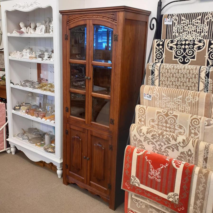 カップボード 英国アンティーク風キャビネット ガラスドアキャビネット