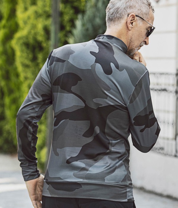 1PIU1UGUALE3 RELAX ウノピゥウノウグァーレトレ カモ柄モックネックT