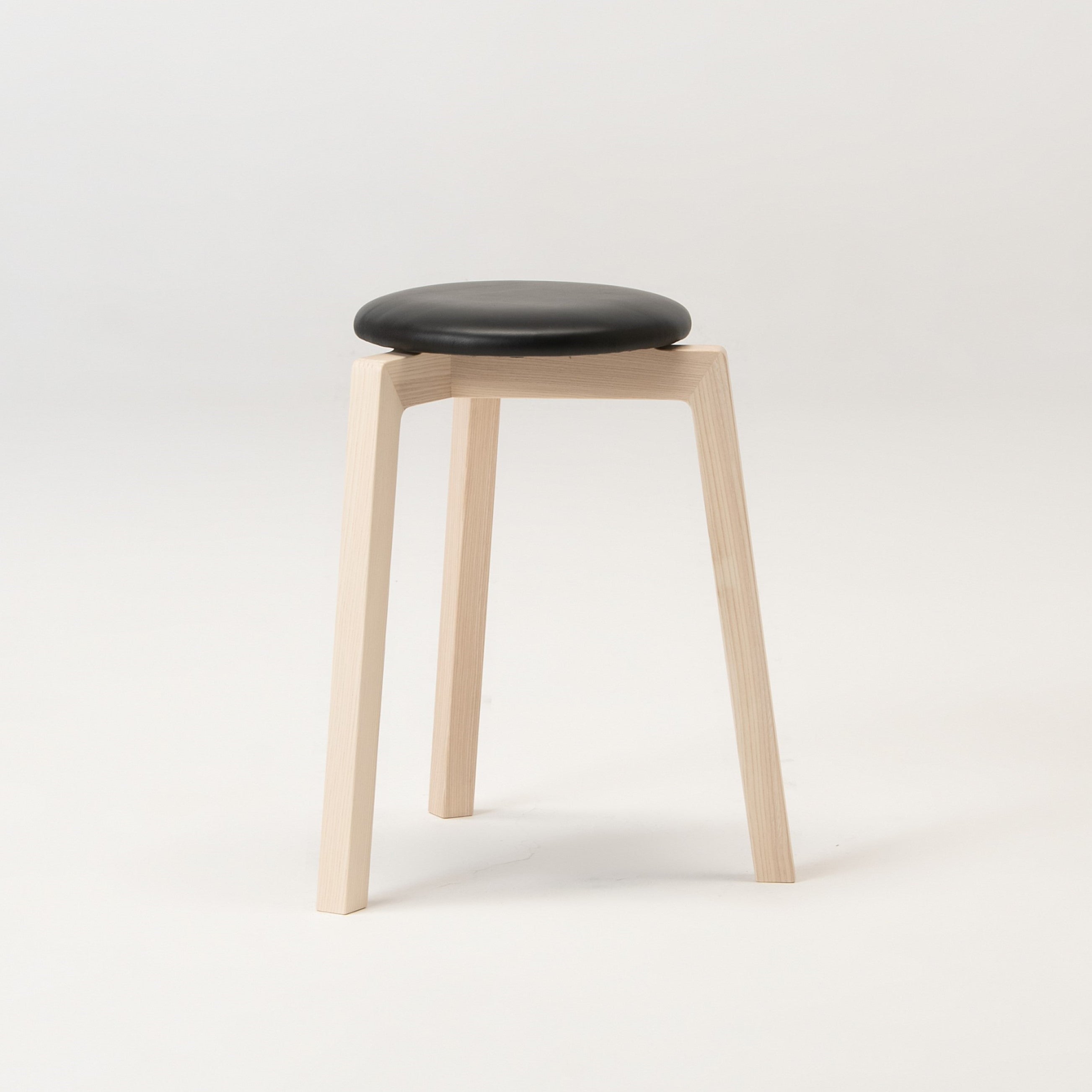 旭川家具 スツール | Stacking Stool 02 センの木 | 革座 ブラック | 大雪