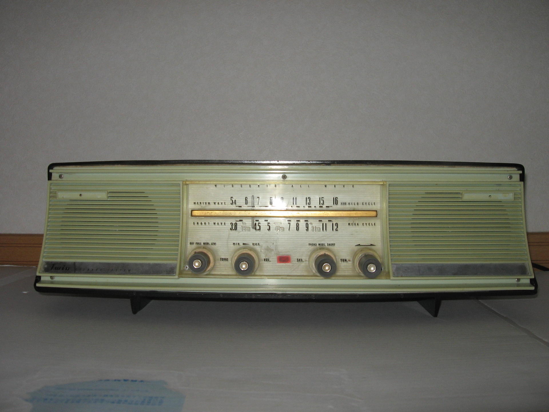 DELUXE SANYO サンヨーSF-49真空管ラジオ2スピーカー5球スーパー