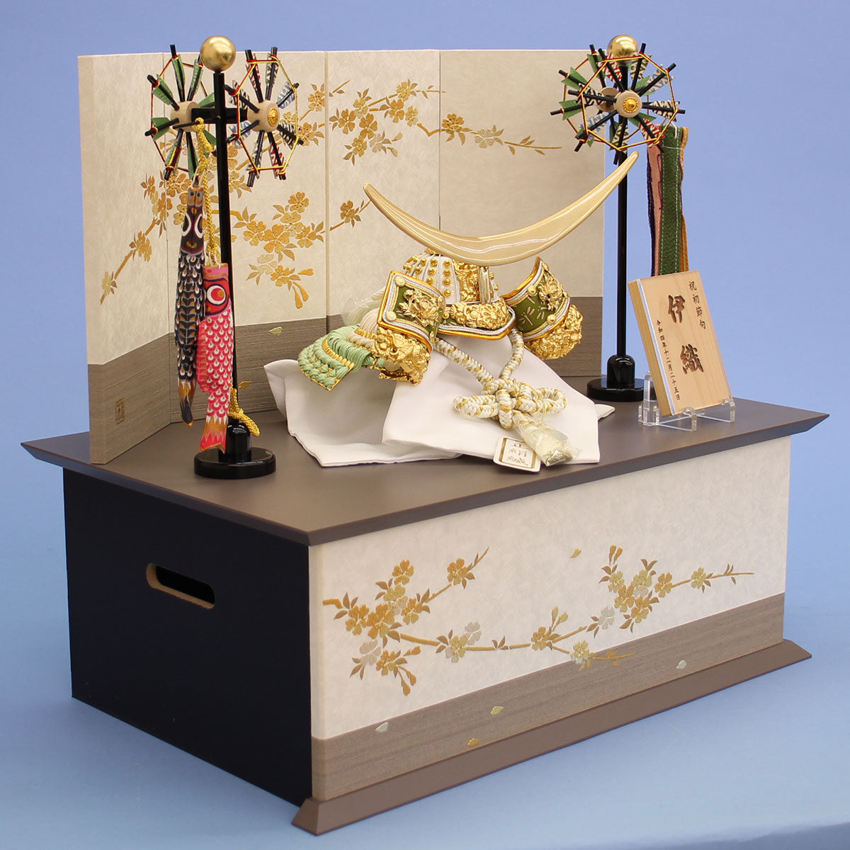 五月人形 兜飾り 幅 90㎝12号赤中白兜 三段飾り – 寿鳳人形の東芸