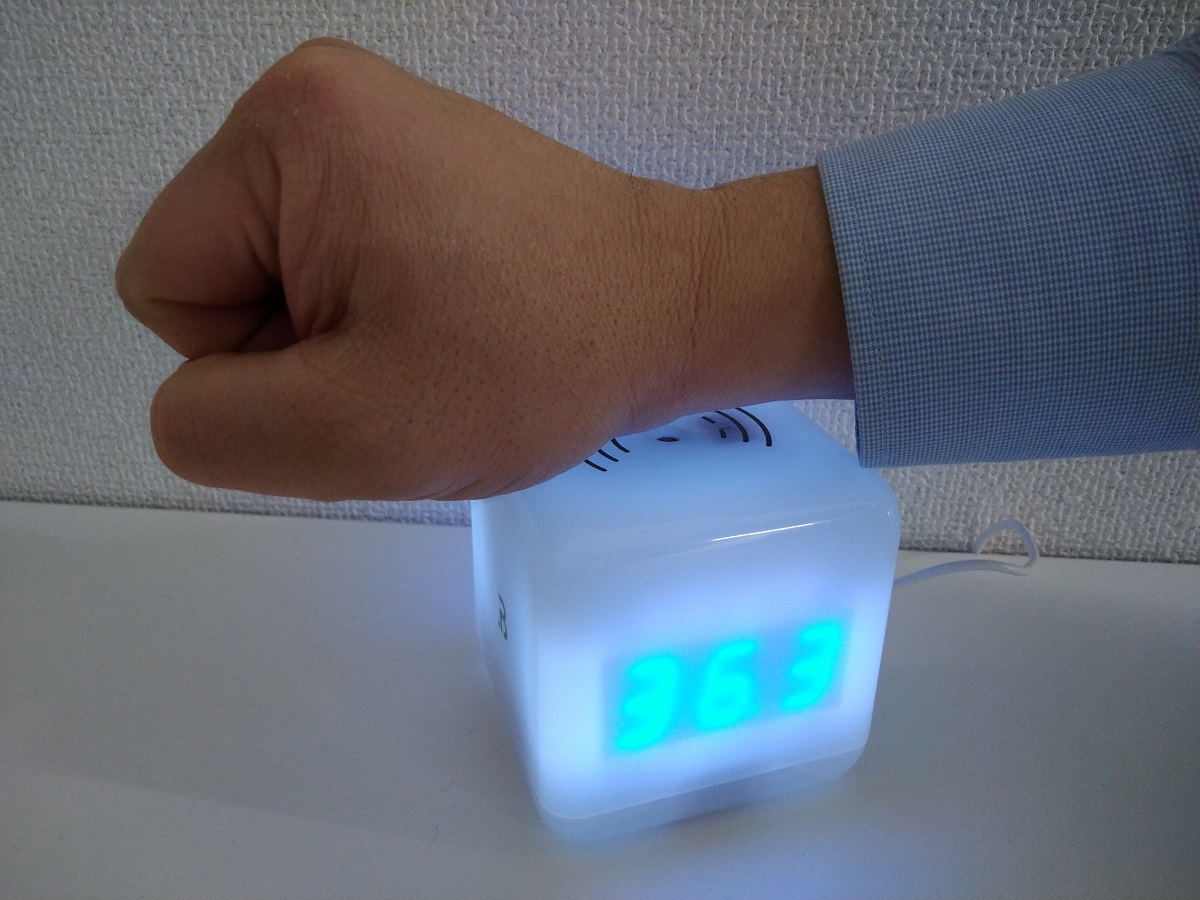 手首をかざして体温を測る、非接触のキューブ型検温器 - 家電 Watch