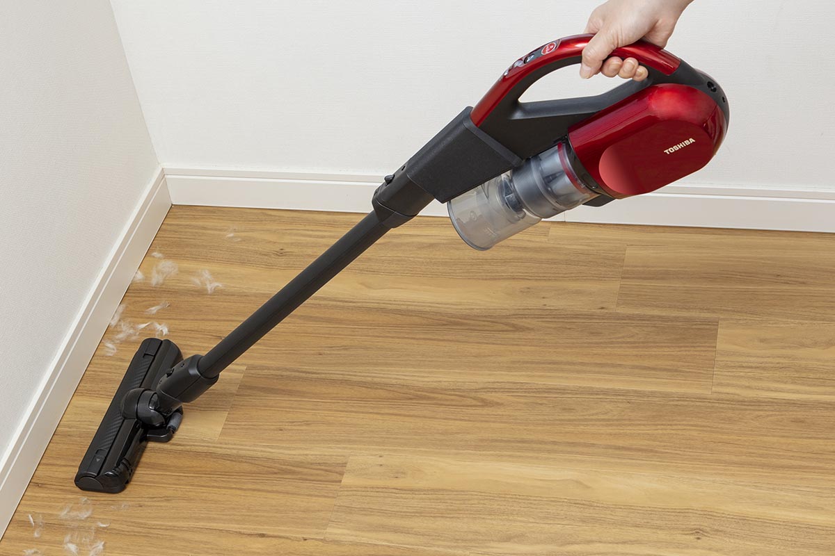 東芝、高い吸引力が続くフィルターレスのスティック型サイクロン掃除機