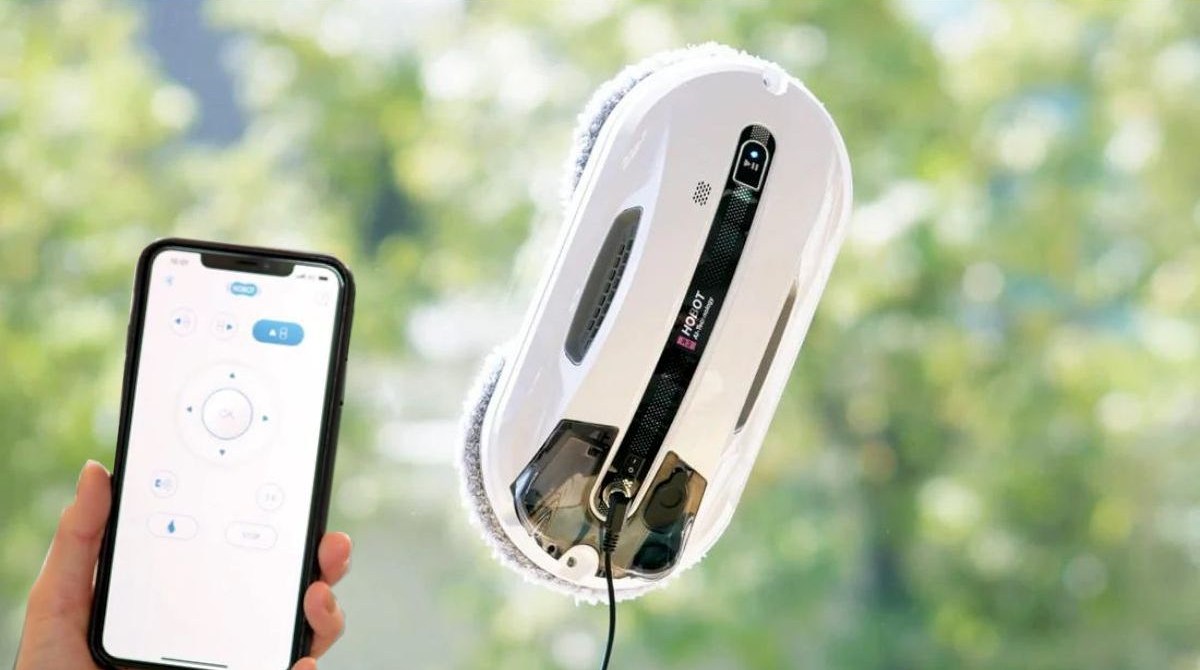 窓、タイル壁掃除もロボットで！ LIXILが自動窓掃除ロボ「HOBOT」の