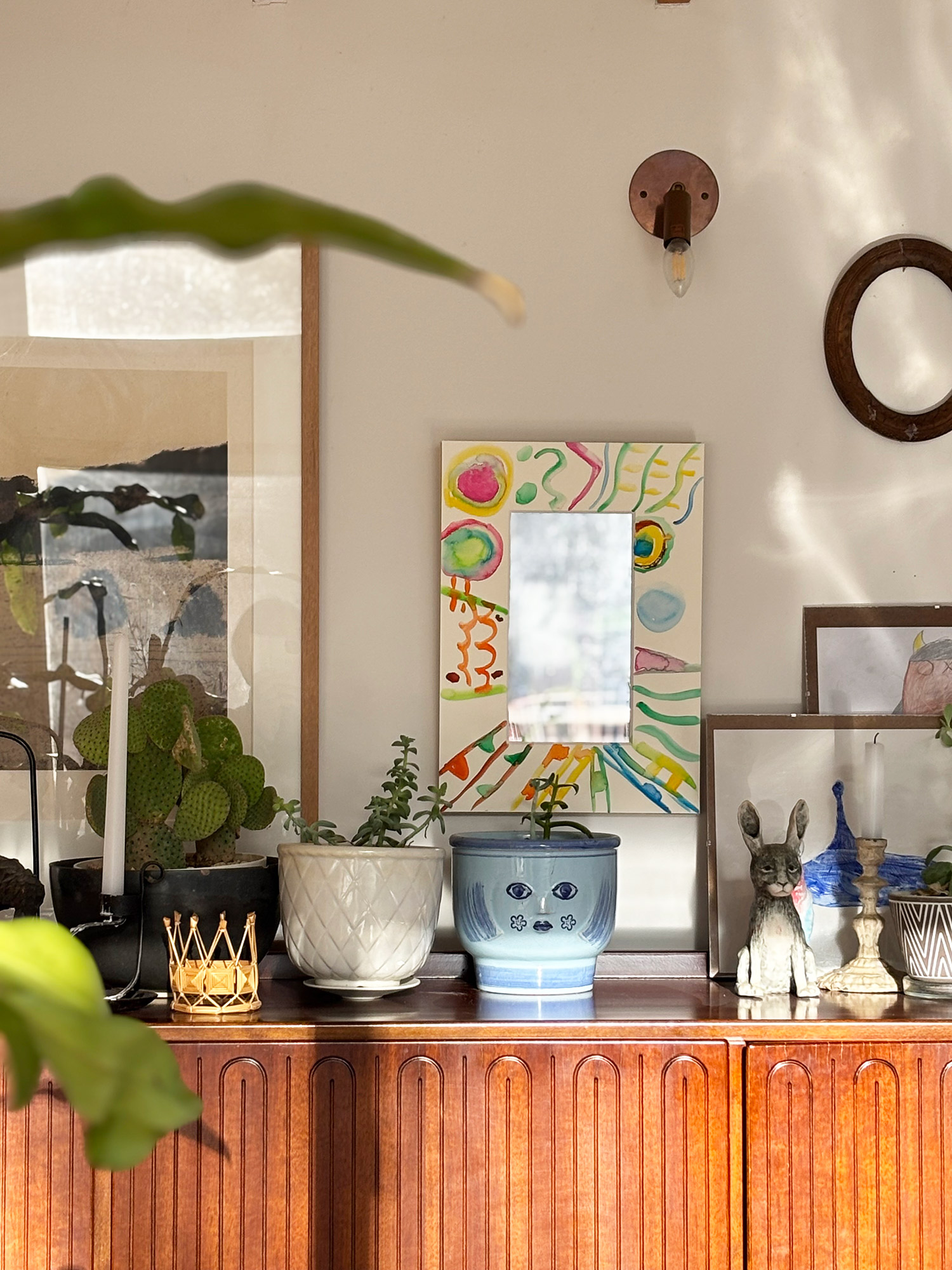 描かれたフレームの中にさらなる無限の想像を象徴する鏡「Infinity