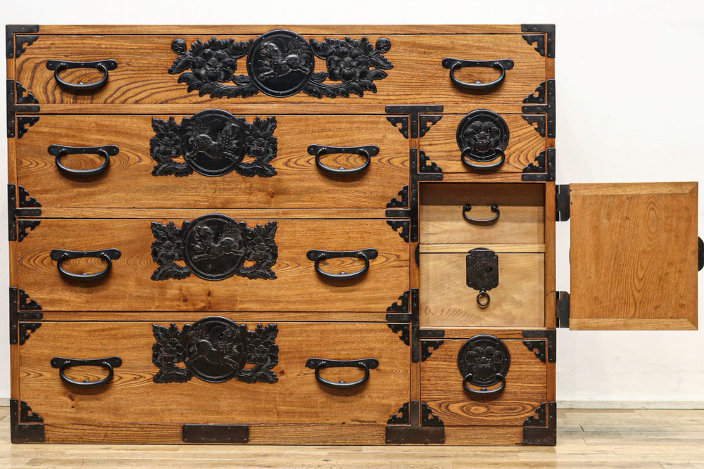 唐獅子牡丹の装飾金具が凛々しい仙台衣裳箪笥 BB1953a-MT – 古福庵
