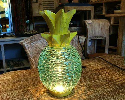 パイナップルのデザインとトロピカルな色合いのパイナップルテーブルランプ