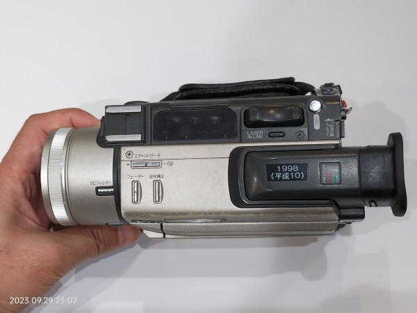 1998/平成10/SONY/DCR-TRV900/Handycam/小型ボディに3CCDを搭載した
