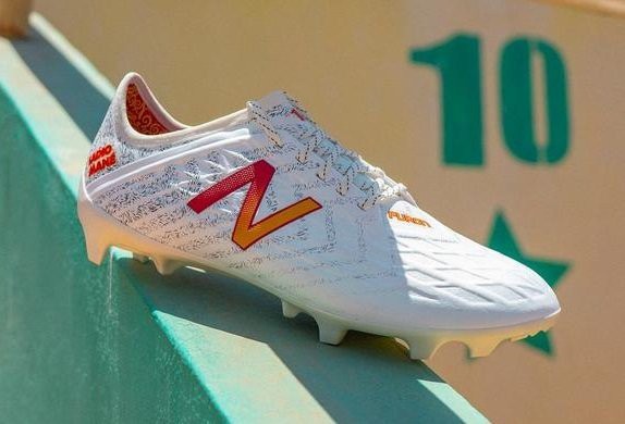 サディオ・マネ限定着用スパイク、ニューバランス「FURON V5 MAAGUM FG