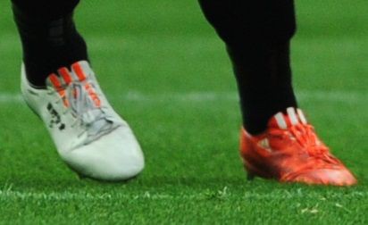 槙野智章がアディダス X18.1を槙野スタイル(左右色違い)で着用