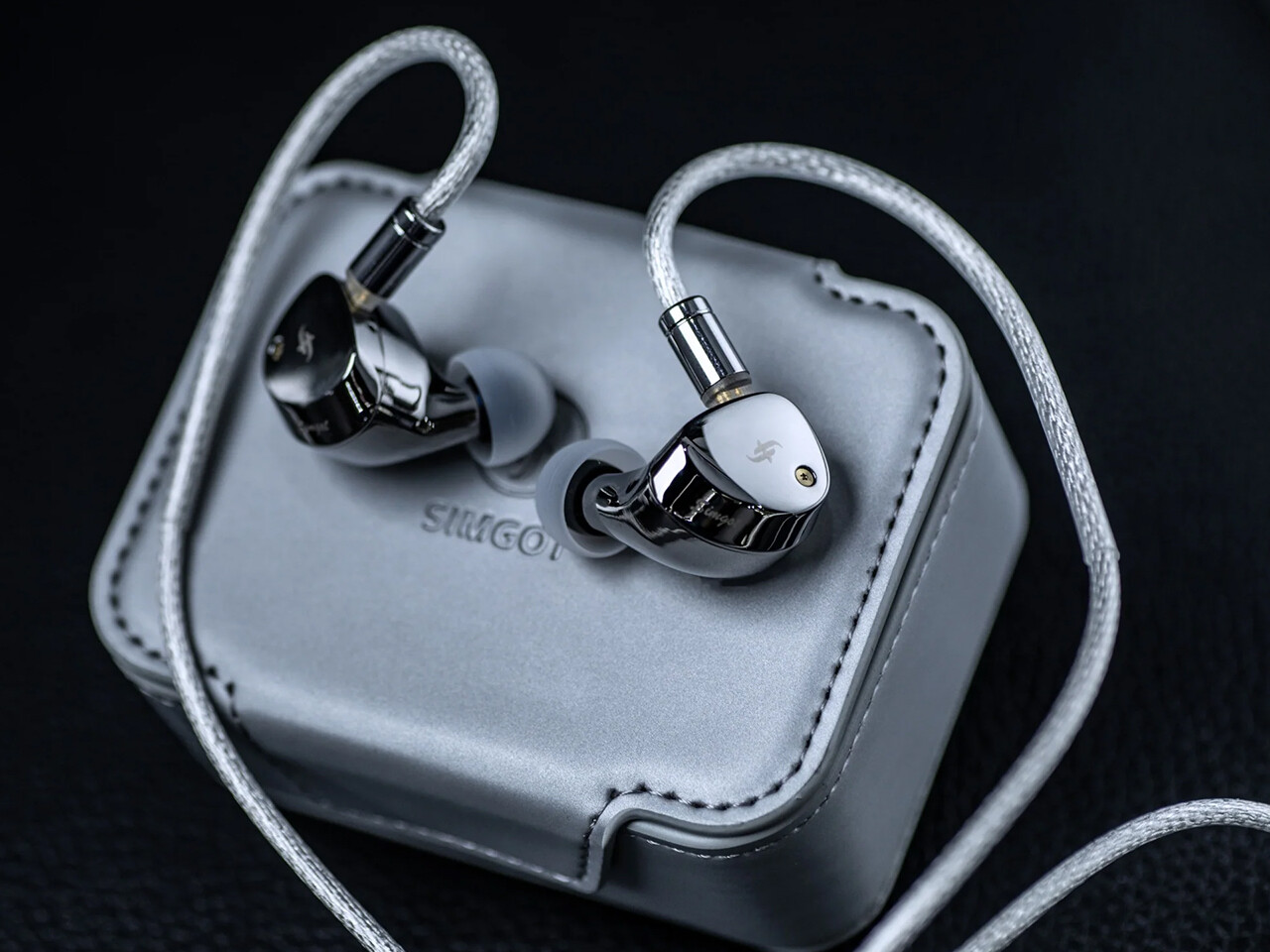 SIMGOT ET142」 12.1mm平面+多層PZTハイブリッド。同社らしい音作りに4