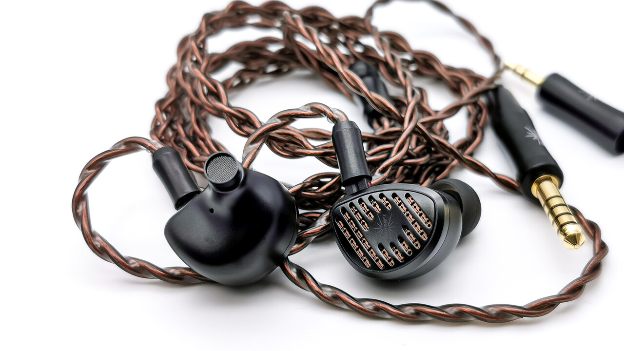 Kiwi Ears Septet」 1DD+4BA+1MPT+1PZTの片側7ドライバー構成。上流を