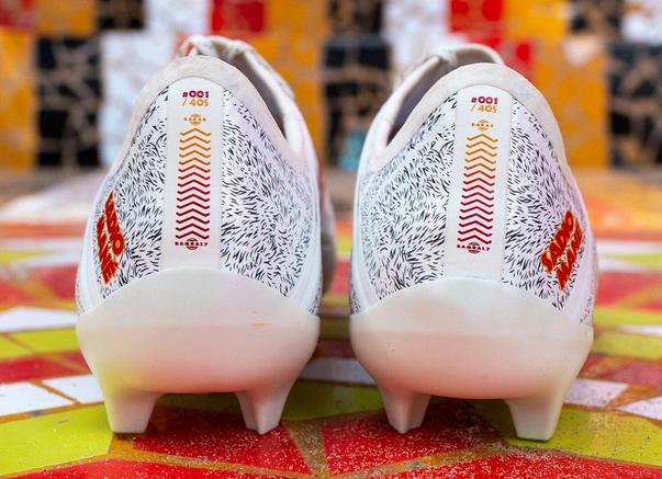 サディオ・マネ限定着用スパイク、ニューバランス「FURON V5 MAAGUM FG