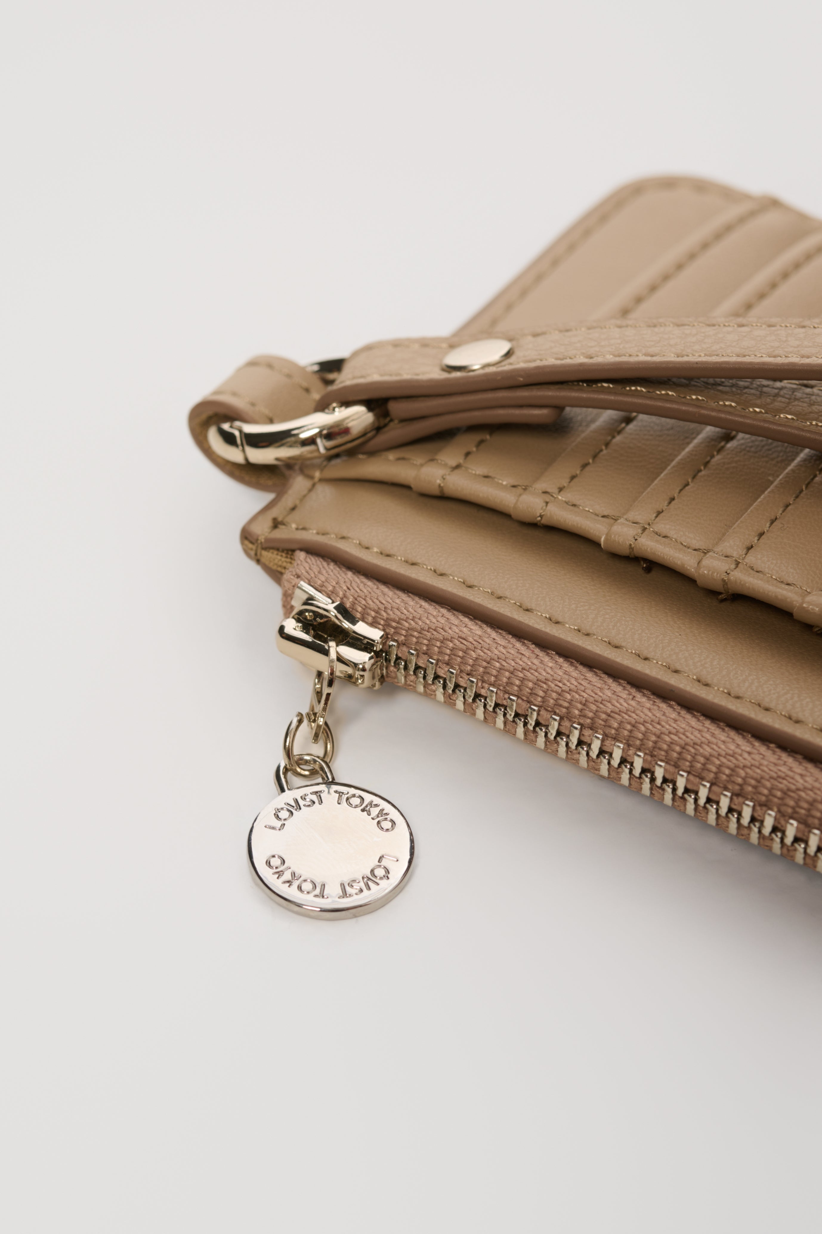 アップルレザー製フラグメントケース「Apple Multi Wallet」 | LOVST