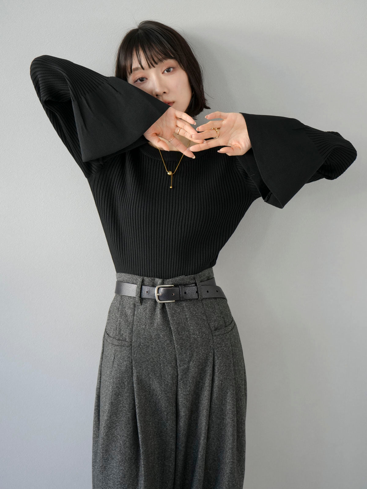 予約]フレアスリーブポリエステルリブニットトップス/ブラック – Lumier