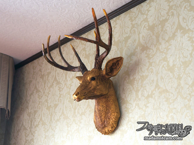 暖炉の上の鹿の頭（ハンティングトロフィー）【暖炉周りの改造（2
