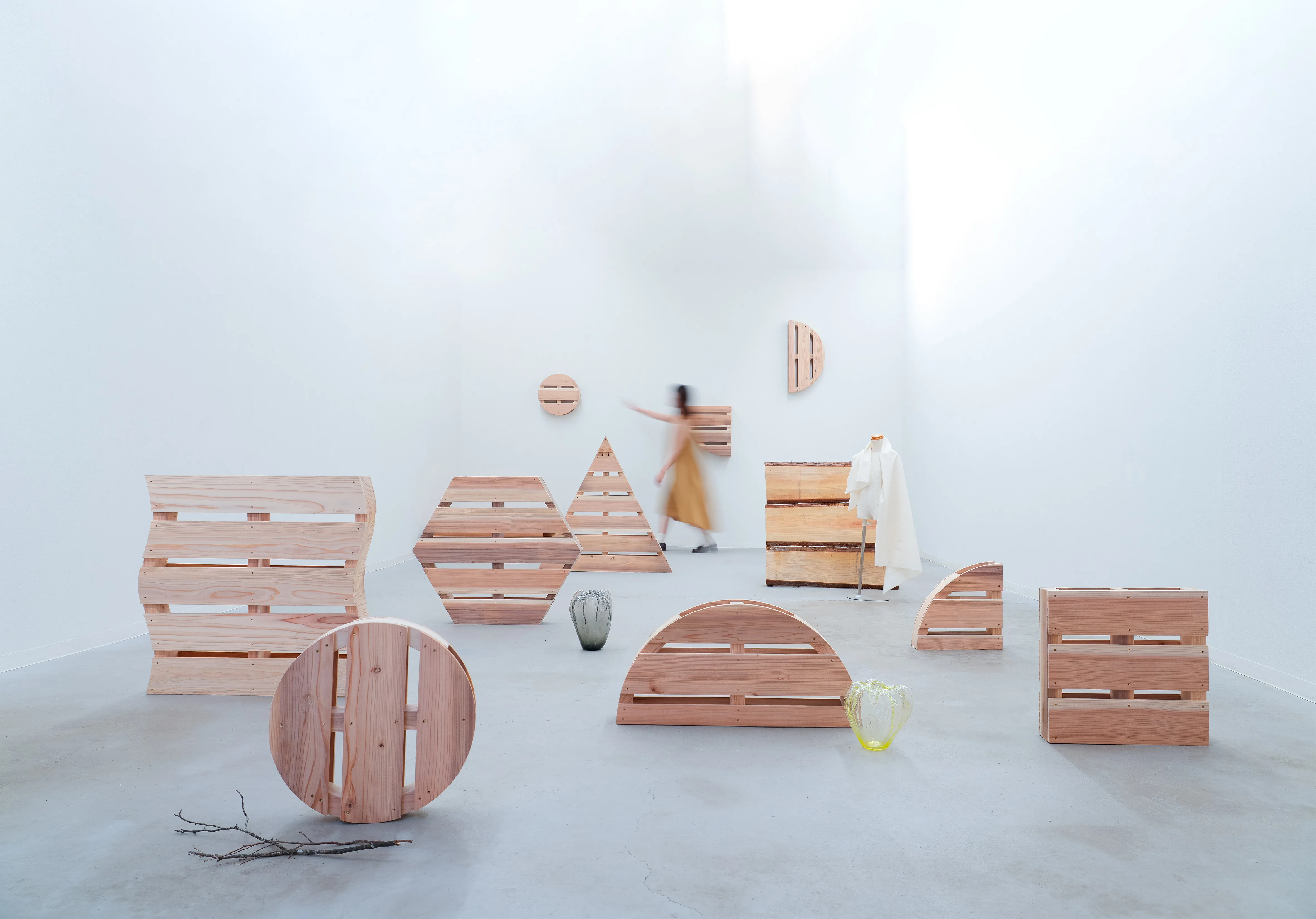 木製パレットの“かたち”を再定義、日本初の円形パレット什器「w/P