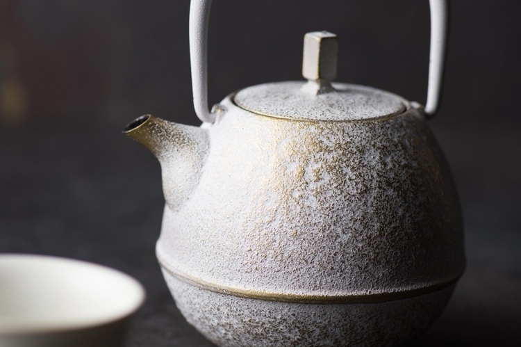軽やかな白金色の愛らしい鉄急須「egg（エッグ）」 │ ヒトサラマガジン