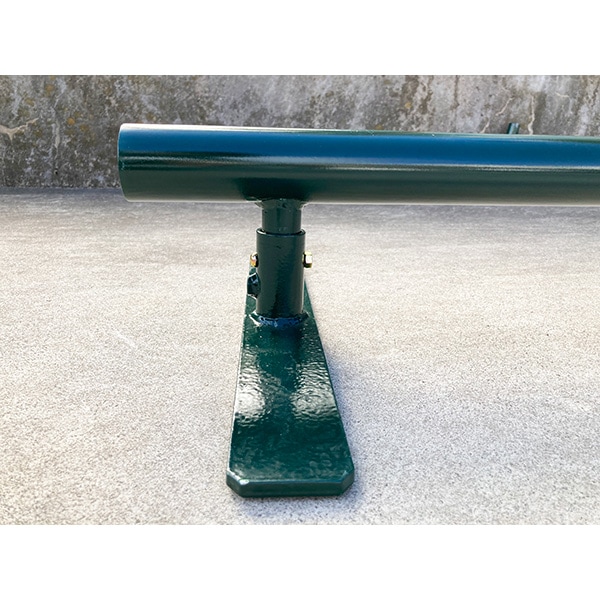 室内 鉄棒、体育体操マット、スケートボードセクション スケボーレール