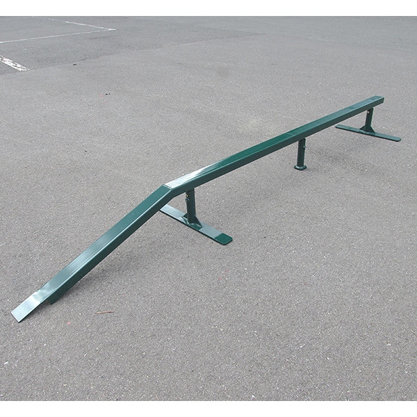 室内 鉄棒、体育体操マット、スケートボードセクション スケボーレール