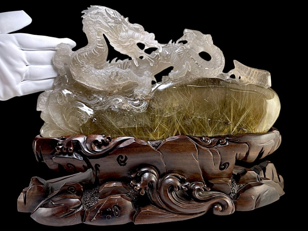 ルチルクォーツ 龍 彫刻 (木製台座付き)
