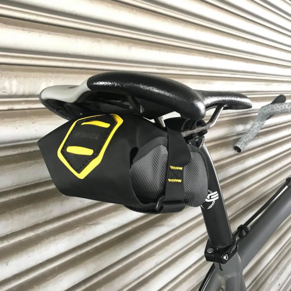 アピデュラ エクスペディション ツールパック サドルバッグ (0.5L