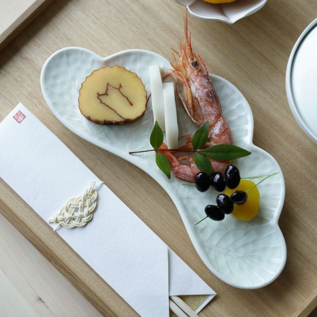 有田焼 錦銀松葉形 前菜皿 ｜ 四季折々のおしゃれな和食器通販サイト