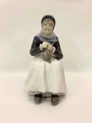 ロイヤルコペンハーゲン フィギュリン 「編み物をする女性」 | VINTAGE