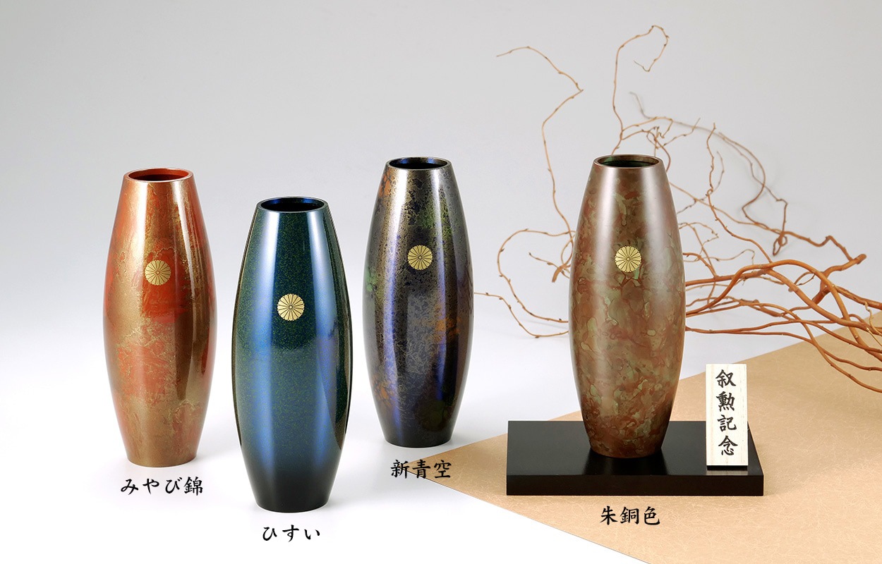 叙勲褒章叙位の記念品と額縁 菊紋入 真鍮製花瓶 四季 朱銅色 | すべて