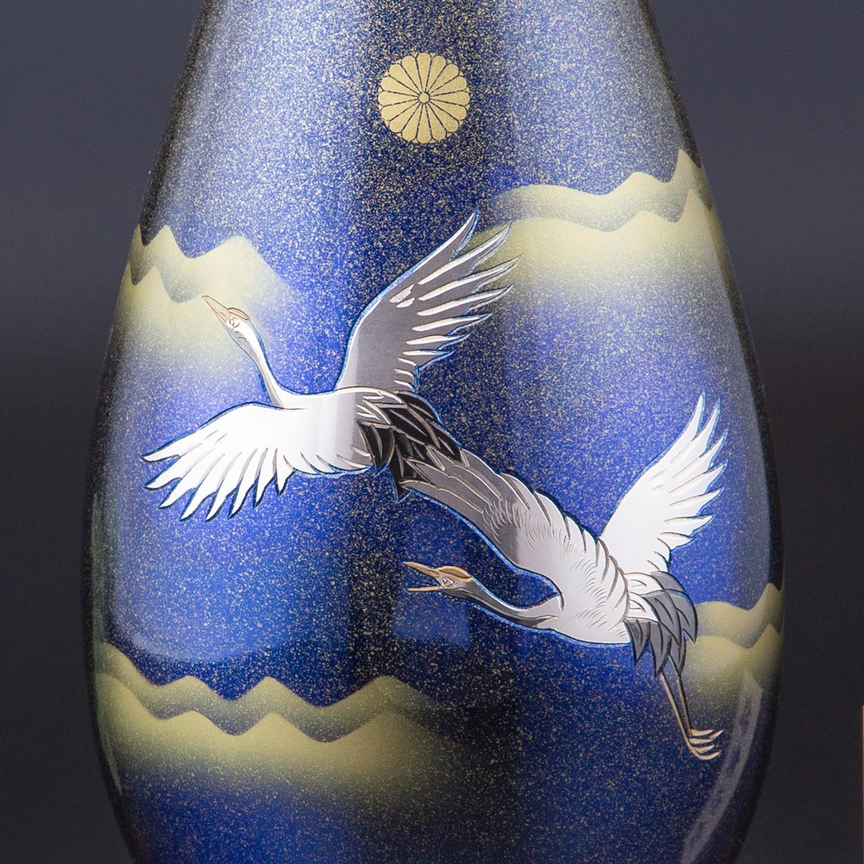 叙勲褒章叙位の記念品と額縁 菊紋入 真鍮製花瓶 秀麗 彫金翔鶴 松風