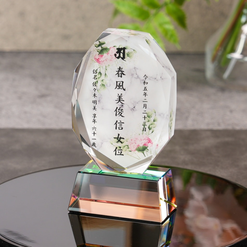 クリスタルのお位牌は経年劣化が少なく、モダンなリビングにもマッチし