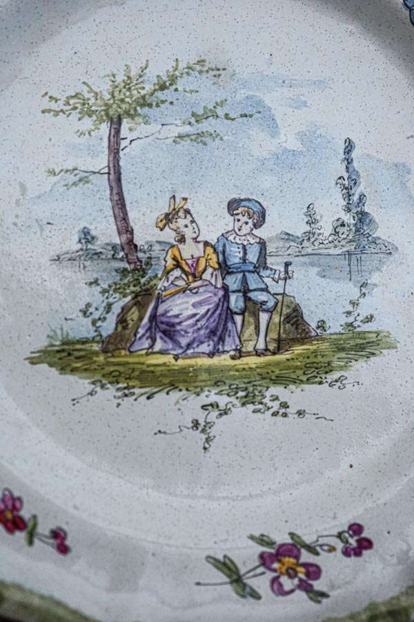 アンティークファイアンス ハンドペイント語らう2人のプレート24cm gc