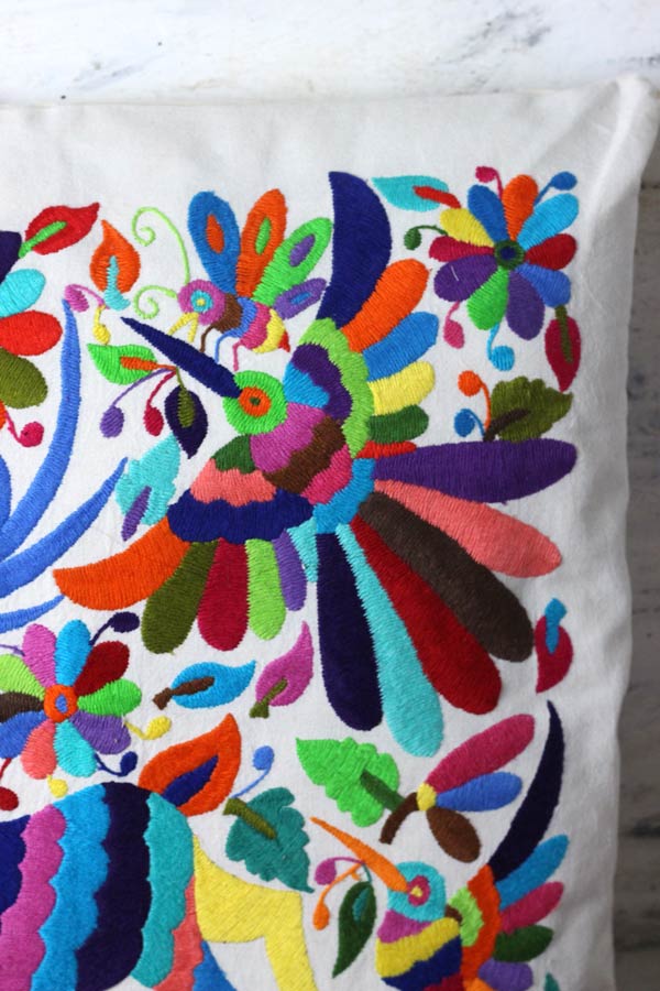メキシコのオトミ族のサテンステッチ刺繍のカラフルなクッションカバー