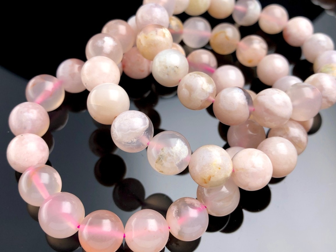 可愛い桜の花びら！☆人気のレアストーン☆桜模様の内包物☆天然石