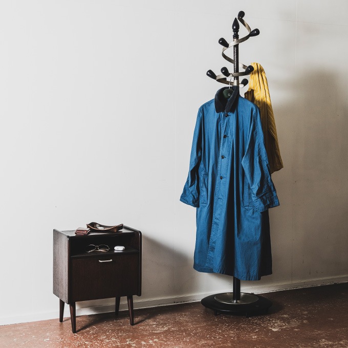 バッグや帽子もかけられる、回転式のレトロなコートハンガー（MF-028