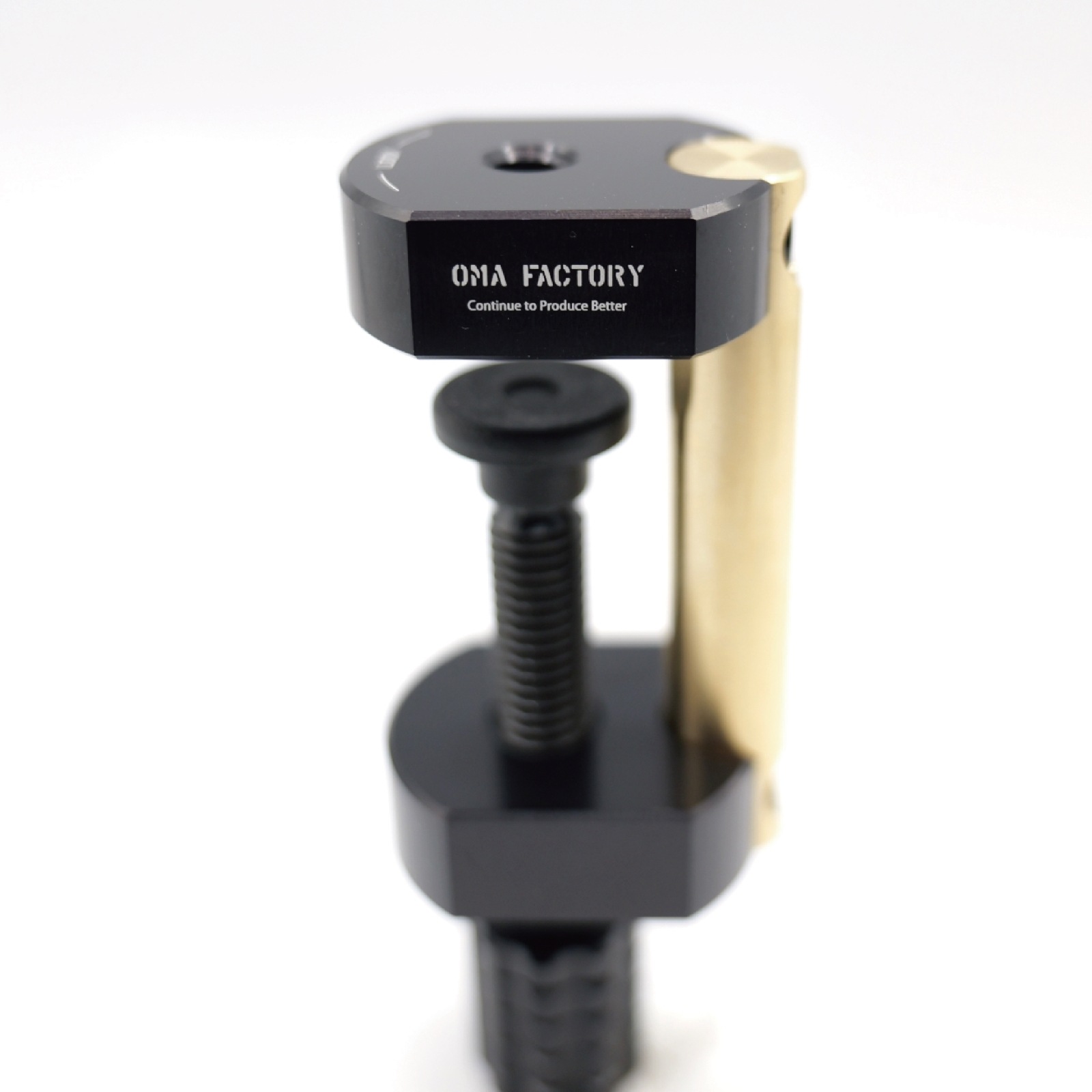 OMA.CLAMP Brass | テーブル | OMA Factory