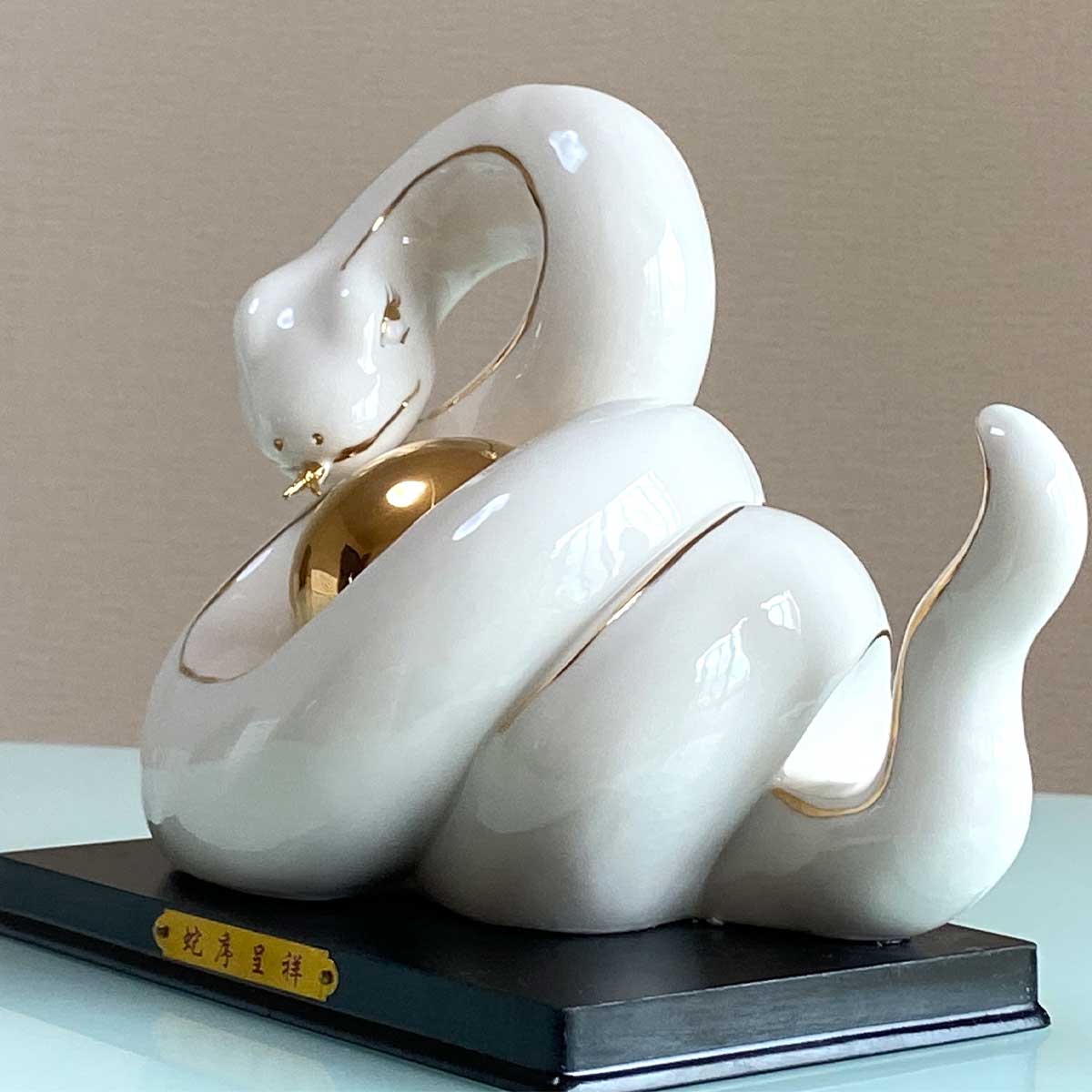 巳年 干支 白蛇 セラミック置物 18cm｜金運上昇・商売繁盛・家内安全