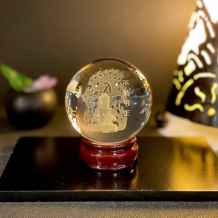 レーザー彫水晶 不動明王 201810y5-2 水晶 レーザー 木製台座付き 3D