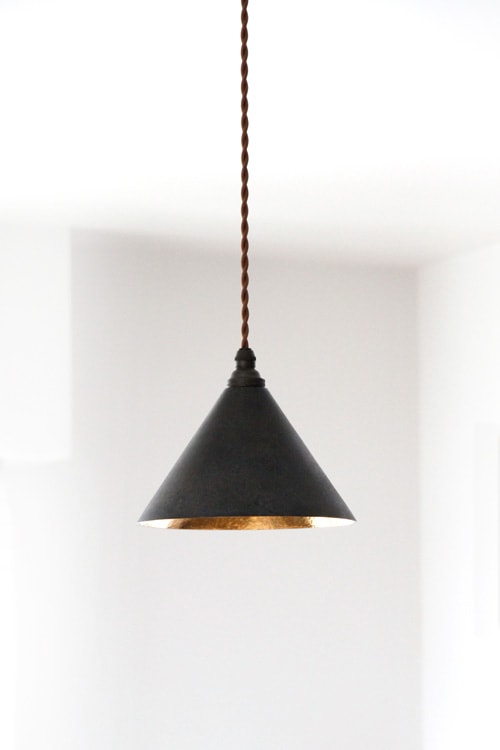 FUTAGAMI真鍮のペンダントランプ鋳肌・円錐 鍛金仕上げ 黒ムラ仕上げ