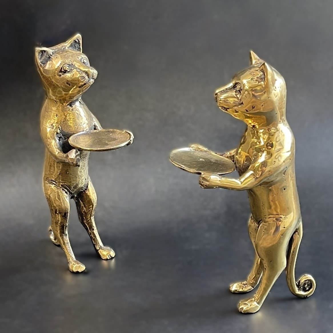 皿を掲げる猫／皿を持ち上げる猫／真鍮のネコ／真鍮製 オブジェ【17cm