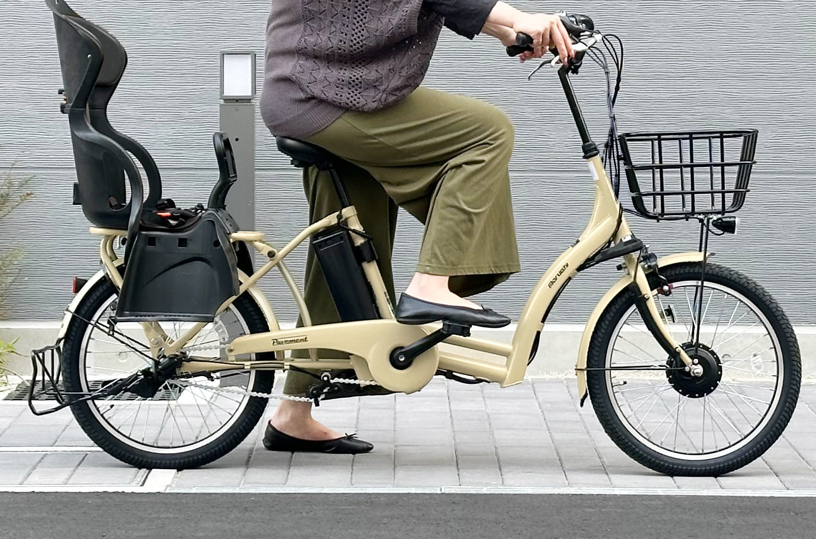 3人乗りセット 前後シート付 子供乗せ 電動自転車 8.7Ah ぺーブメント